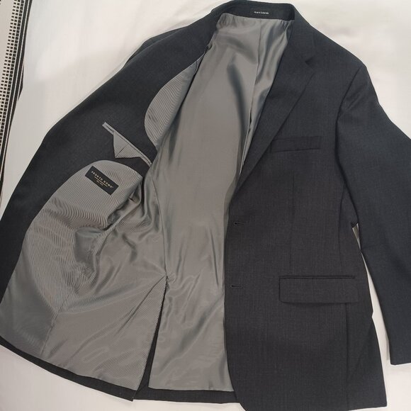 Dark Charcoal Suit. Very sharp. - Picture 5 of 8
